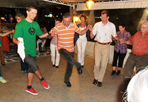 61-abends uschan Männer tanzen alleine